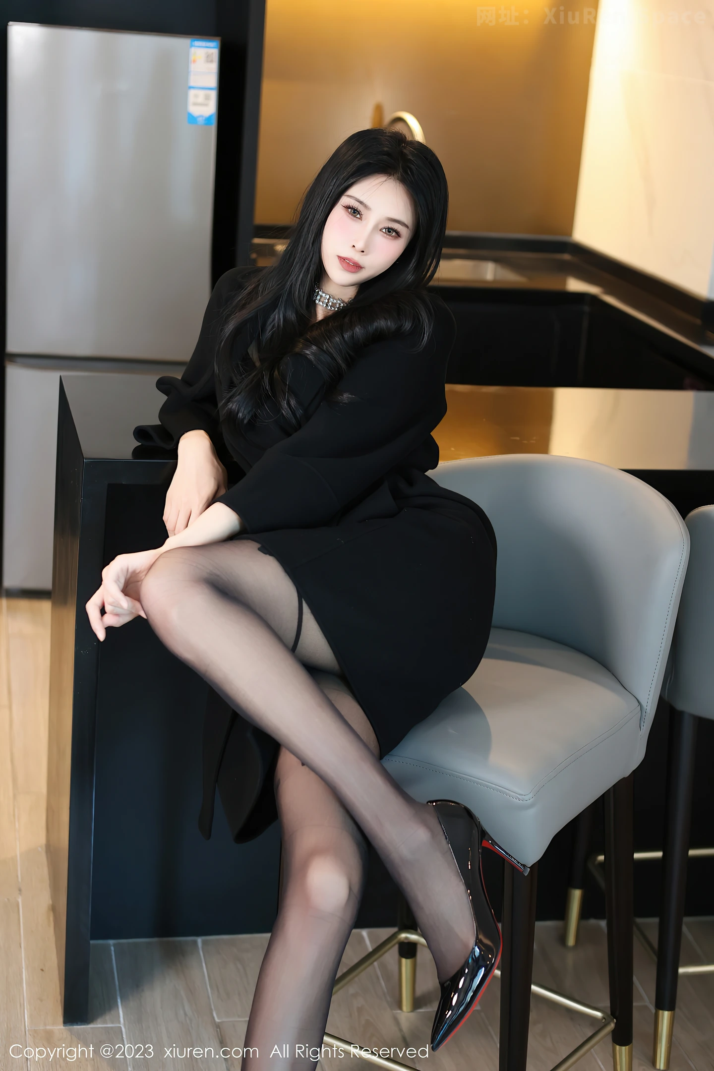 图片[4]-[XiuRen秀人网]VOL.7797 模特草莓mm脱黑色外套露黑色薄纱内衣配超薄黑丝极致魅惑写真70P-秀人网官方网站